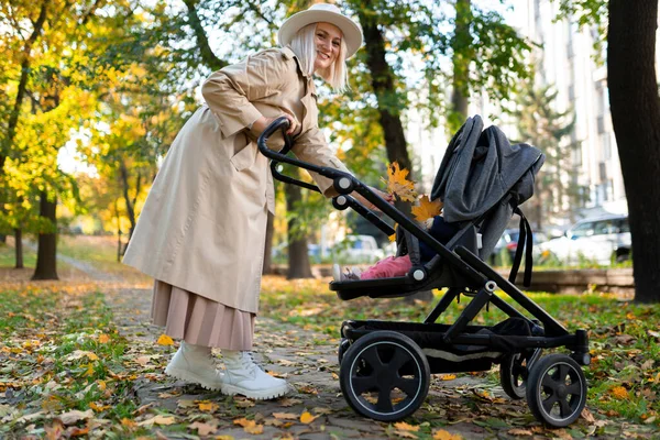 Mãe Com Bebê Carrinho Andando Parque Outono — Fotografia de Stock