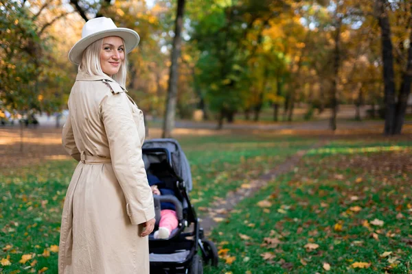 Portrait Mother Stroller Park — Stock Photo, Image