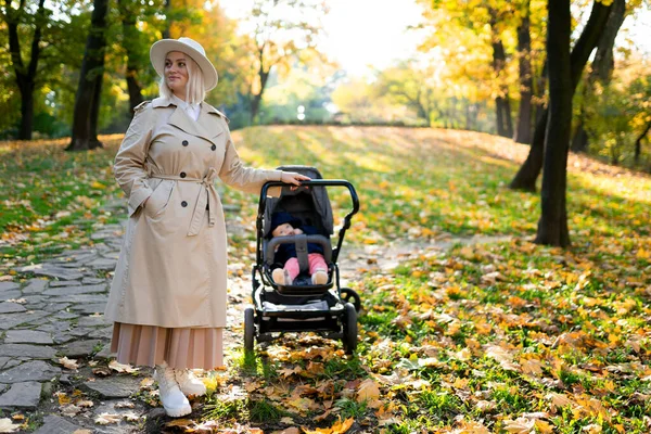 Portrait Mother Stroller Park — Stock Photo, Image