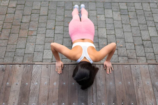 Fille Faisant Push Ups Sur Terrain Sport — Photo