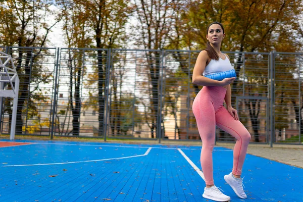 Retrato Chica Deportiva Con Rodillo Masaje Espuma Las Manos Campo — Foto de Stock