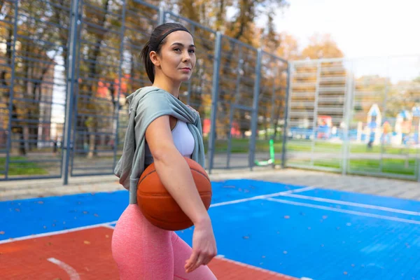 Basketbol Topu Olan Atlet Kız — Stok fotoğraf