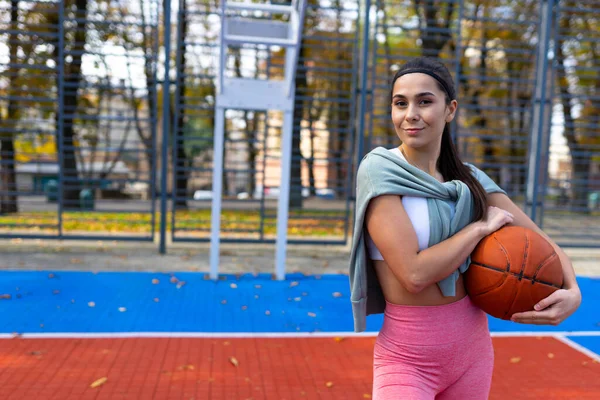 Atleta Ragazza Con Una Palla Basket — Foto Stock