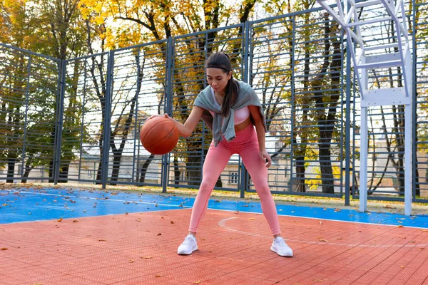 Menina Jogar Com Bola Campo Basquete — Fotografia de Stock