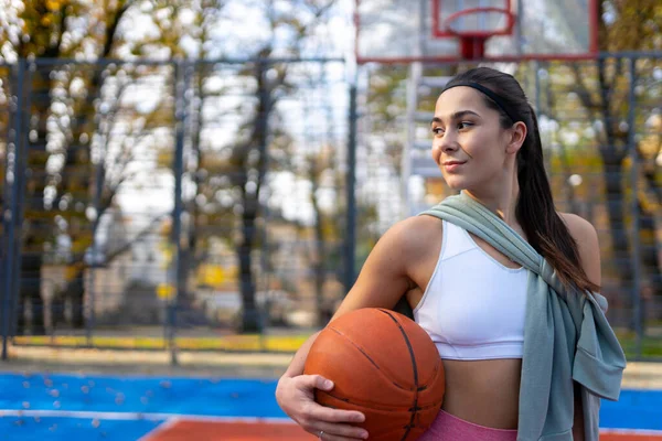 Atleta Ragazza Con Una Palla Basket — Foto Stock