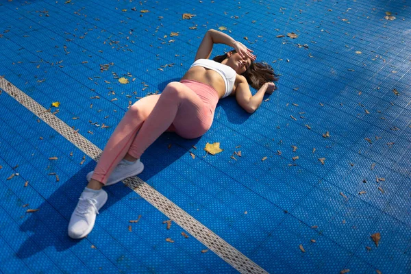 Deportista Cansado Encuentra Pista Del Estadio —  Fotos de Stock