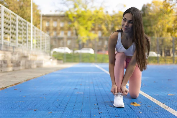 Sportiv Fata Leagă Șireturi Adidași — Fotografie, imagine de stoc