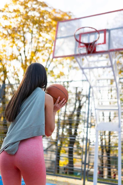 Giocatore Basket Femminile Prepara Fare Lancio Palla Cesto — Foto Stock