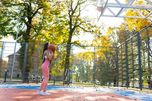 Női Kosárlabda Játékos Készül Hogy Labdát Dobja Kosárba — Stock Fotó