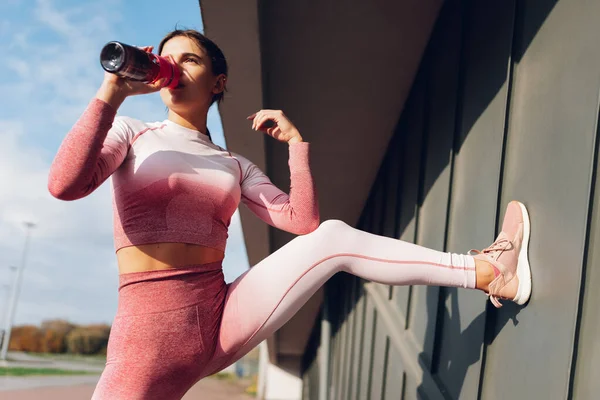 Fitness Girl Reabastece Seu Equilíbrio Água Após Treino Duro — Fotografia de Stock