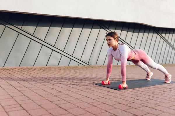 Donna Atletica Abbigliamento Sportivo Rosa Che Allenamento Sta Una Tavola — Foto Stock