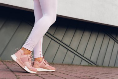 Güzel spor ayakkabılı kadın bacakları.