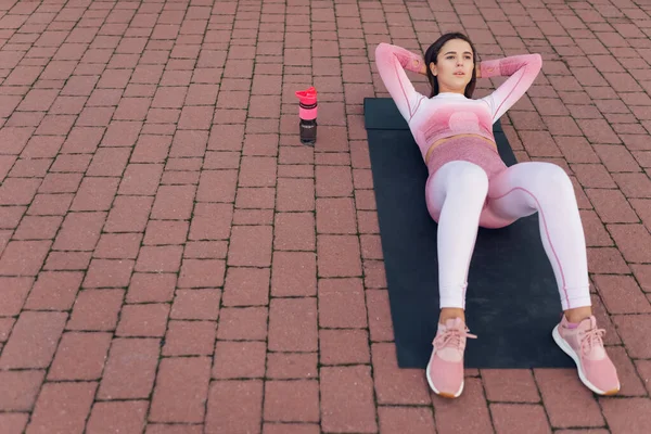 Όμορφη Γυναίκα Γυμναστικής Ροζ Αθλητικά Ρούχα Που Βρίσκεται Στο Στρώμα — Φωτογραφία Αρχείου