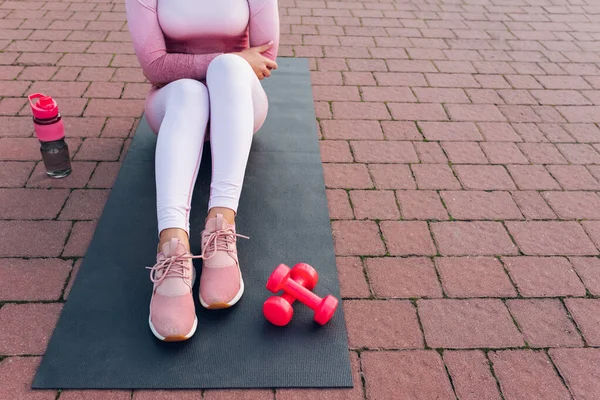 Sportliches Mädchen Ruht Sich Nach Dem Sport Auf Der Matte — Stockfoto