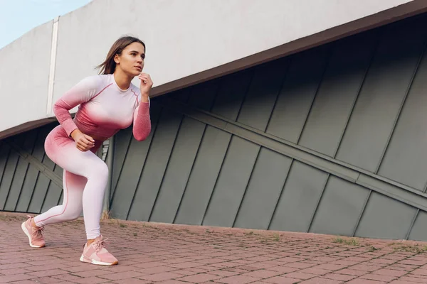 Atletik kız hareket halinde.