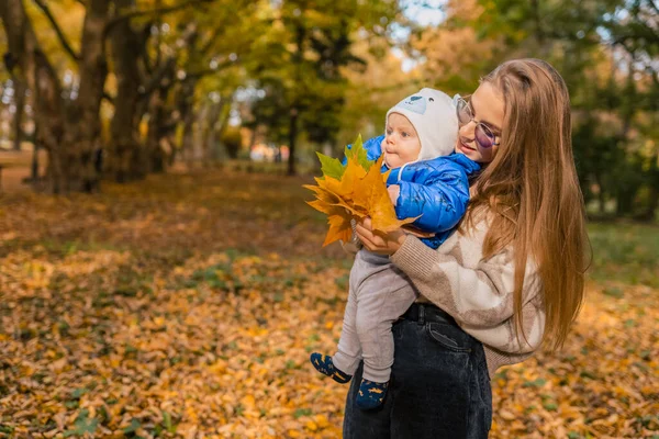 Μαμά Μωρό Στην Αγκαλιά Ενώ Περπατούσε Στο Πάρκο Του Φθινοπώρου — Φωτογραφία Αρχείου