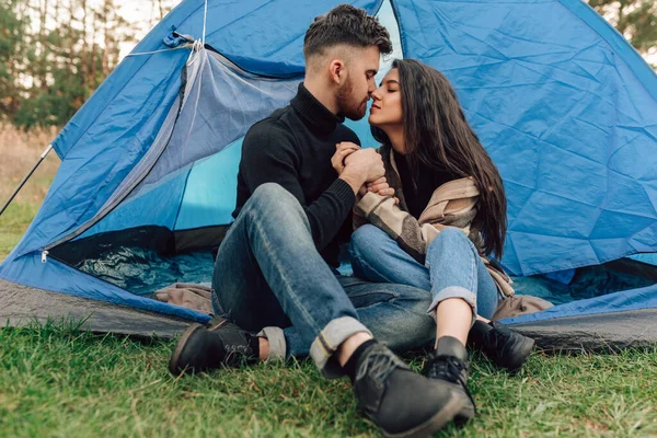 Liebespaar Küsst Sich Zelt — Stockfoto