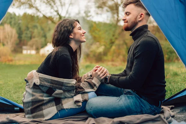 Happiness Couple Tent Looking Each Other Holding Hands — Stock Photo, Image