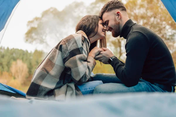 Romantisches Paar Zelt Hält Händchen — Stockfoto