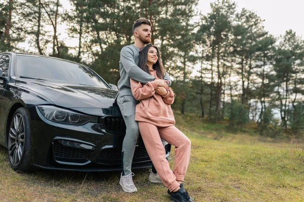 Glückliches Paar Steht Neben Auto — Stockfoto