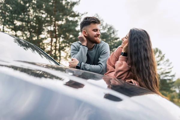 Hübsches Junges Paar Hat Spaß Gespräch Angelehnt Auto — Stockfoto