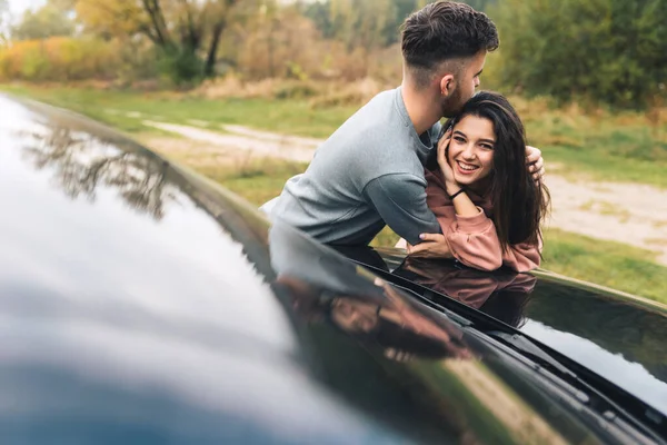 Romantyczna Para Zabawia Się Pobliżu Samochodu Przyrodzie — Zdjęcie stockowe