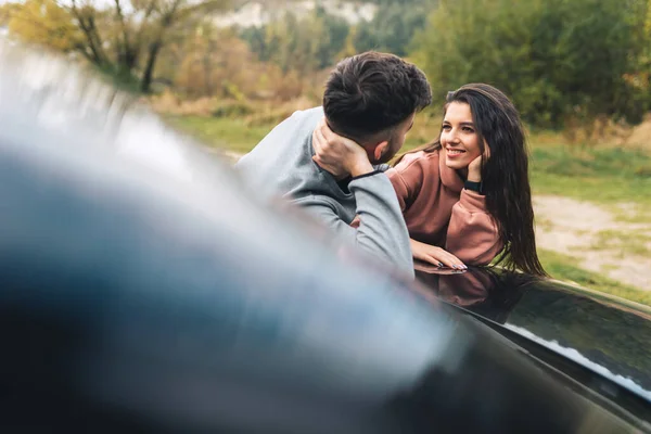 Hübsches Junges Paar Hat Spaß Gespräch Angelehnt Auto — Stockfoto