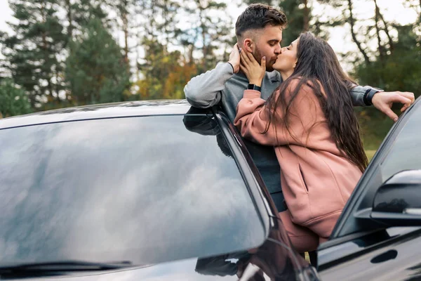 Schönes Paar Steht Vor Der Autotür Und Küsst Sich — Stockfoto