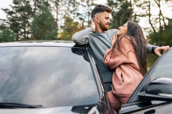 Schönes Paar Steht Vor Der Autotür Und Umarmt Sich — Stockfoto