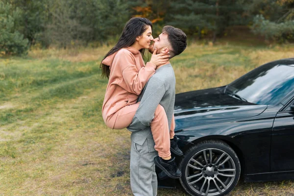 Schönes Junges Paar Trainingsanzügen Neben Ihrem Auto Glücksmädchen Den Armen — Stockfoto