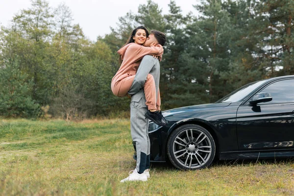 Schönes Junges Paar Trainingsanzügen Neben Ihrem Auto Glücksmädchen Den Armen — Stockfoto