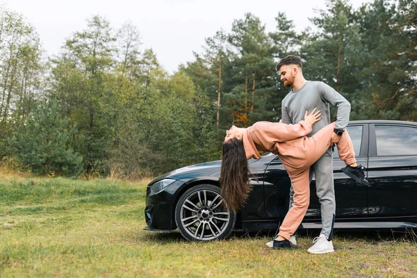 Schönes Paar Tanzt Der Natur Neben Seinem Auto — Stockfoto