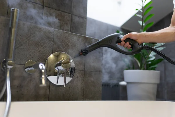 Banyo musluğunu buharla temizleme ve dezenfekte etme. Profesyonel temizlik süreci