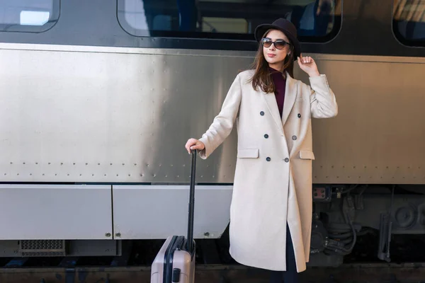 Demiryolu Yolcu Vagonunun Arka Planında Şık Bir Bayan Turist Var — Stok fotoğraf