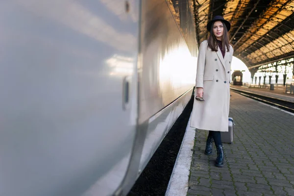 Valizli Kız Tren Vagonunun Yanındaki Tren Istasyonunda Yürüyor — Stok fotoğraf