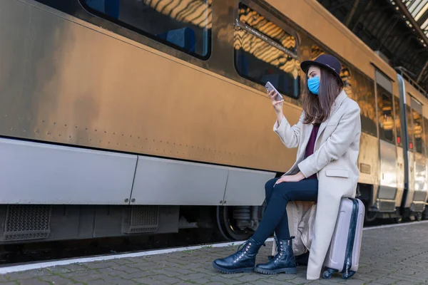 Meisje Zittend Het Perron Van Het Station Met Smartphone — Stockfoto