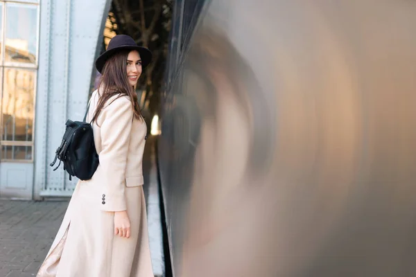 駅のプラットフォーム上のバックパック付きの美しい旅行者 電車の近くの若い女性 — ストック写真