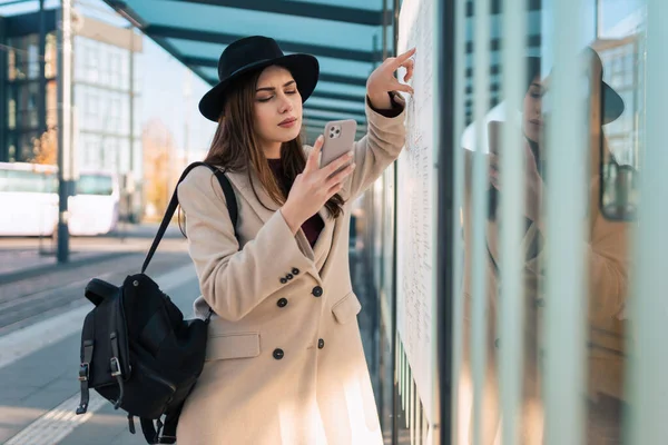 Kvinna Turist Med Telefon Handen Vid Busshållplats Tittar Kartan Över — Stockfoto