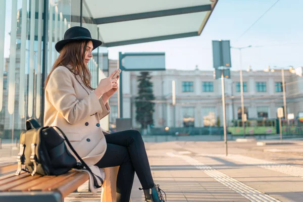 Turistflickan Sitter Kollektivtrafiken Stopp Och Ser Smartphone Flicka Väntar Bussen — Stockfoto