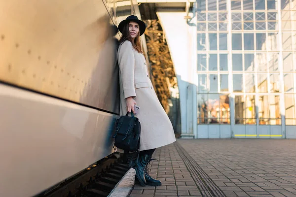 Позитивная Девушка Рюкзаком Фоне Пассажирского Поезда — стоковое фото