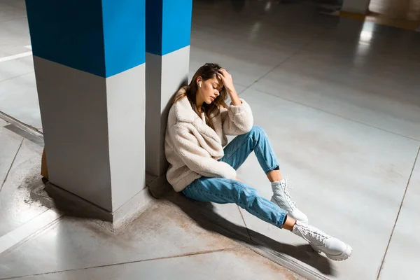 Chica Moda Escuchando Música Auriculares Inalámbricos Mientras Está Sentado Aparcamiento — Foto de Stock