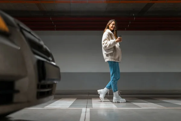 Menina Elegante Com Xícara Café Travessia Pedestres Estacionamento Subterrâneo Shopping — Fotografia de Stock