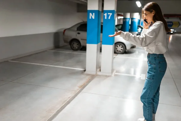 Alışverişten sonra kız otomobilinin kaybolduğunu keşfetti. Kızgın kadın telefonda kayıp arabadan bahsediyor. Araç hırsızlığı kavramı