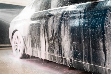 Arabaya köpük sürüyorum. Profesyonel oto yıkama.