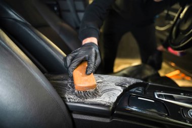 Deri araba koltukları için profesyonel temizlik işlemi. Otomatik detaylandırma kavramı