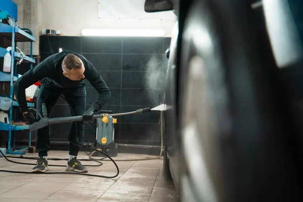 Lavado Profesional Autos Detallando Empleado Lava Coche Con Lavadora Presión — Foto de Stock