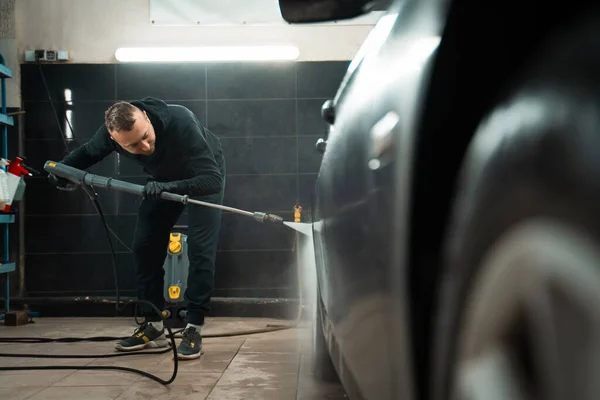 Professional Car Wash Detailing Employee Washes Car Pressure Washer — Stock Photo, Image