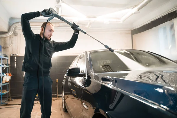 Professionell Biltvätt Detaljerad Anställd Tvättar Bilen Med Tryckbricka — Stockfoto
