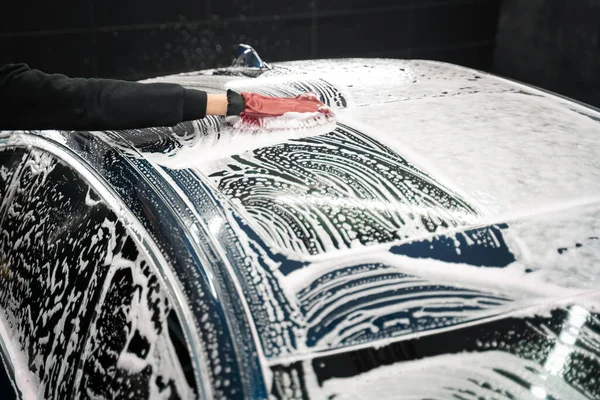 Professional Car Wash Detailing Worker Washes Vehicle Body Foam Rag — Stock Photo, Image