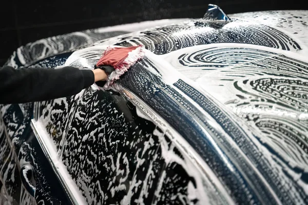 プロの洗車場だ 詳細労働者は泡とラグで車体を洗浄します — ストック写真